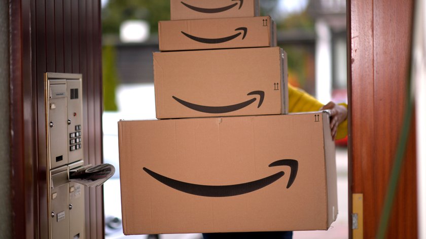 Amazon Pakete gestapelt