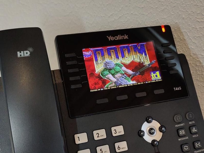 Doom auf dem Festnetztelefon.