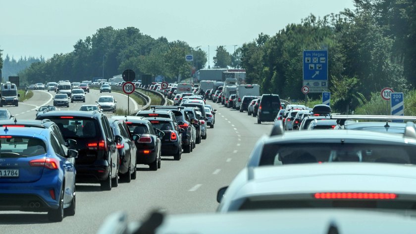 Symbolbild Stau, Rettungsgasse, Verkehrsunfall, Verkehrsbehinderung, Einsatzfahrzeuge, Polizei, Feuerwehr, Rettungswagen, Gesetz, Bußgeld, Strafen, Verkehrsordnung, Verzögerungen, Rettungswege, Unfallgefahr, Verkehrsteilnehmer, Blockierung, Rettungseinsatz, Lebensrettung, Unfallflucht, Autobahn, Überholspur, Staubildung, Verkehrsfluss, Sanktionen, Verkehrsregeln, Behinderung von Rettungskräften, Notfall, Ersthelfer, Verkehrssicherheit, Zeitverlust, Rettungsdienste, Unfallstelle *** Symbolic image traffic jam, rescue lane, traffic accident, traffic obstruction, emergency vehicles, police, fire department, ambulance, law, fine, penalties, traffic regulations, delays, rescue routes, accident risk, road user, blockage, rescue operation, Copyright: xArnexAmbergx