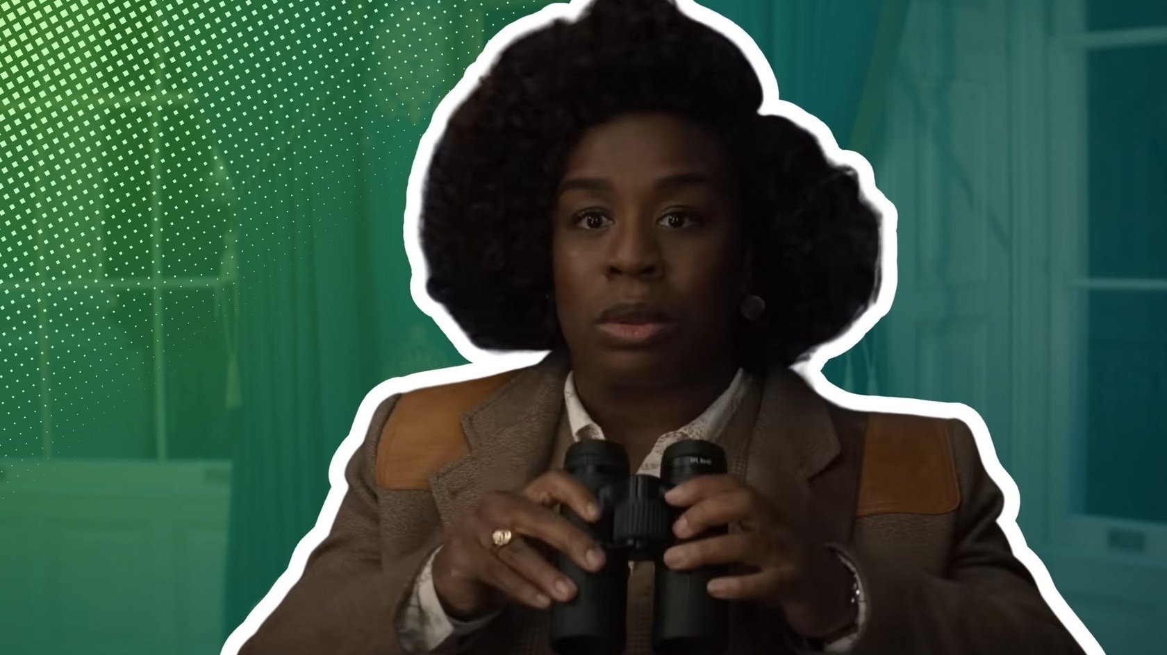 Das Bild zeigt Uzo Aduba als Cordelia Cupp aus der Serie „The Residence“. Sie trägt einen Afro und hält auf Brusthöhe mit beiden Händen ein Fernglas fest. Sie ist weiß umrandet und hervorgehoben.