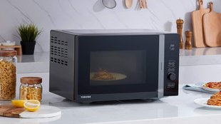 Amazon haut Toshiba-Mikrowelle zum Spottpreis raus – über 3.600 Bewertungen sprechen für sich