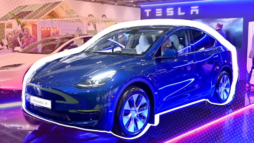 Ein Tesla Model Y ist hier ausgestellt auf der Everything Electric London 2024, einer großen Elektromobilitäts-Messe.