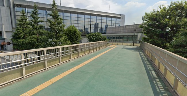 Die Shinanomachi Brücke in Tokio führt über eine sechsspurige Straße, ist aber von Parkanlagen umgeben.