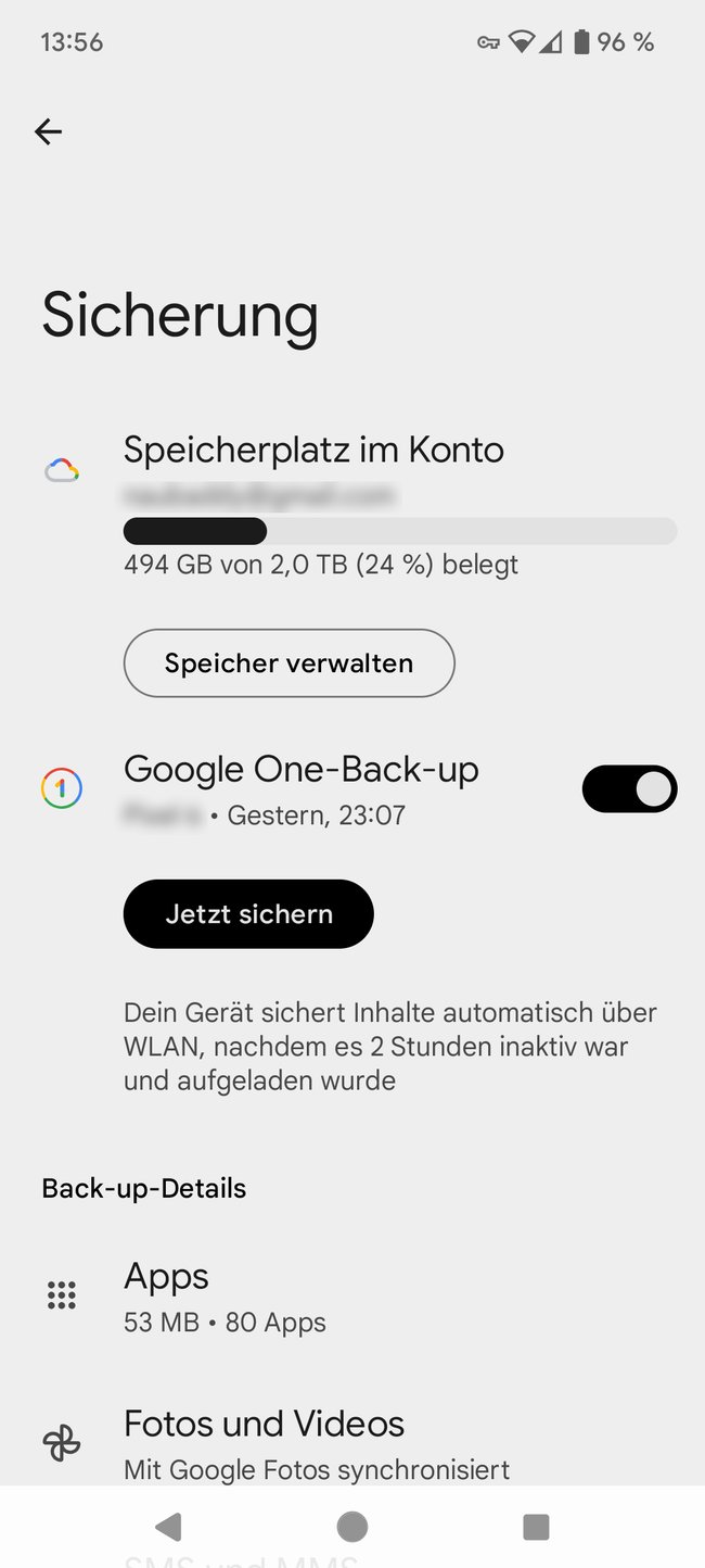 Screenshot der Google One-Sicherungsseite auf einem Android-Gerät. Oben wird die Uhrzeit (13:56) und der Akkustand (96 %) angezeigt. Die Seite zeigt den Speicherplatz im Konto mit einem Fortschrittsbalken an: 494 GB von 2,0 TB (24 %) belegt. Darunter befindet sich ein Button „Speicher verwalten“. Der Bereich „Google One-Back-up“ zeigt an, dass das letzte Backup gestern um 23:07 erfolgte und bietet einen „Jetzt sichern“-Button. Die automatische Sicherung ist aktiviert. Unter „Back-up-Details“ sind Apps (53 MB, 80 Apps) sowie Fotos und Videos, die mit Google Fotos synchronisiert sind, aufgelistet.