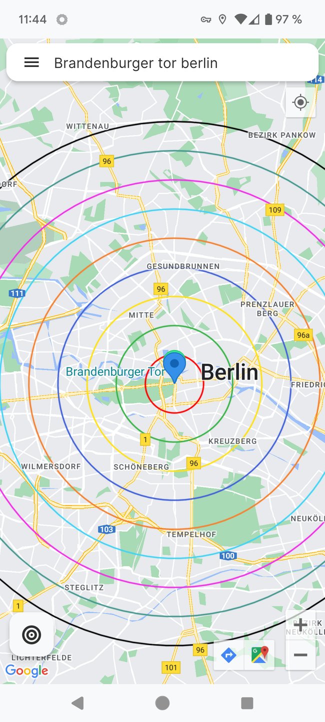 Screenshot einer Google Maps Ansicht von Berlin, die das Brandenburger Tor als Ziel zeigt. Die Karte ist mit farbigen konzentrischen Kreisen überlagert, die möglicherweise verschiedene Entfernungen oder Zonen anzeigen. Oben im Bild steht die Eingabe „Brandenburger Tor Berlin“ in der Suchleiste. 