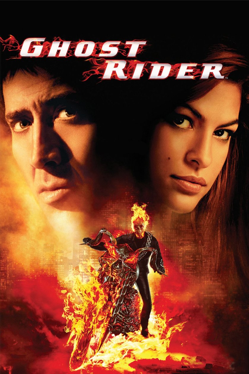 Filmplakat für „Ghost Rider“. Im oberen Bereich sind die Gesichter von Nicolas Cage und Eva Mendes zu sehen. Der Titel „GHOST RIDER“ ist in großen, weißen, feuerähnlichen Buchstaben darüber geschrieben. Im Zentrum reitet eine Figur mit einem brennenden Totenkopf auf einem Motorrad, das ebenfalls in Flammen steht. Der Hintergrund zeigt eine stilisierte Stadtkulisse in Rottönen.
