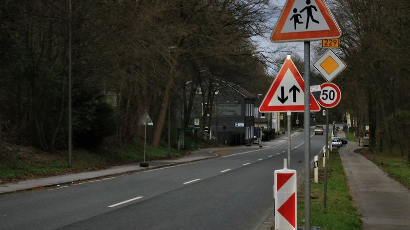 Verkehrsschilder gehören auf der Straße zum Standard. 