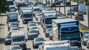 Genervt vom Stau? Dann achtet auf die Schilder mit dem roten Punkt