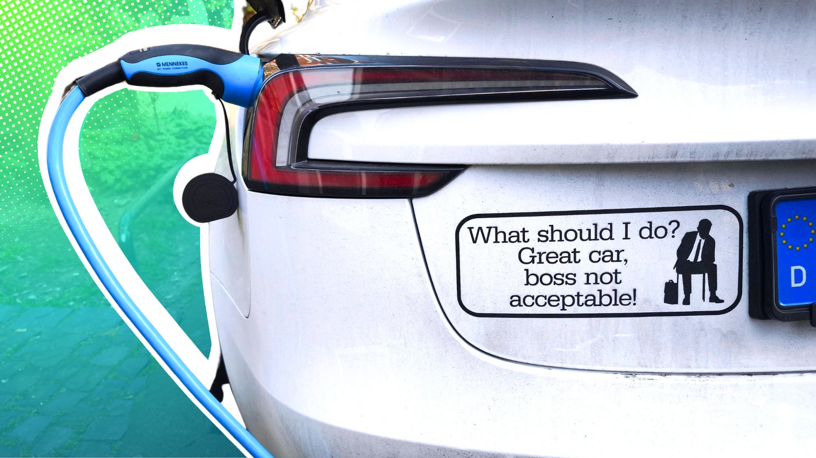Tesla-Fahrzeug in Düsseldorf mit Anti-Musk-Sticker, grün-blauer Hintergrund