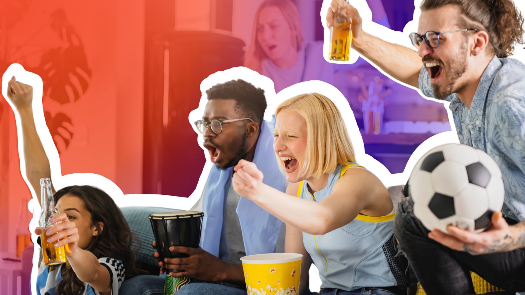Gruppe an jungen Menschen jubelt ihr Sportteam vom Sofa aus an. Sie haben Getränke, Popcorn und einen Fußball in der Hand.