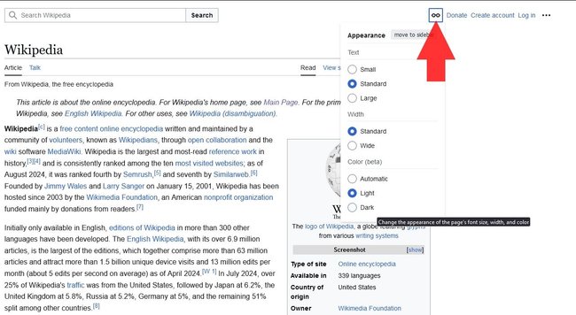 Wikipedia-Startseite mit geöffnetem Menü zur Anpassung der Darstellung. Eine rote Pfeilgrafik zeigt auf das Darstellungssymbol oben rechts im Bild. Das Menü enthält Optionen zur Änderung der Textgröße (klein, Standard, groß), der Breite (Standard, breit) und der Farbwahl (automatisch, hell, dunkel). Ein Tooltip mit dem Text "Change the appearance of the page's font size, width, and color" wird unter dem Symbol angezeigt.