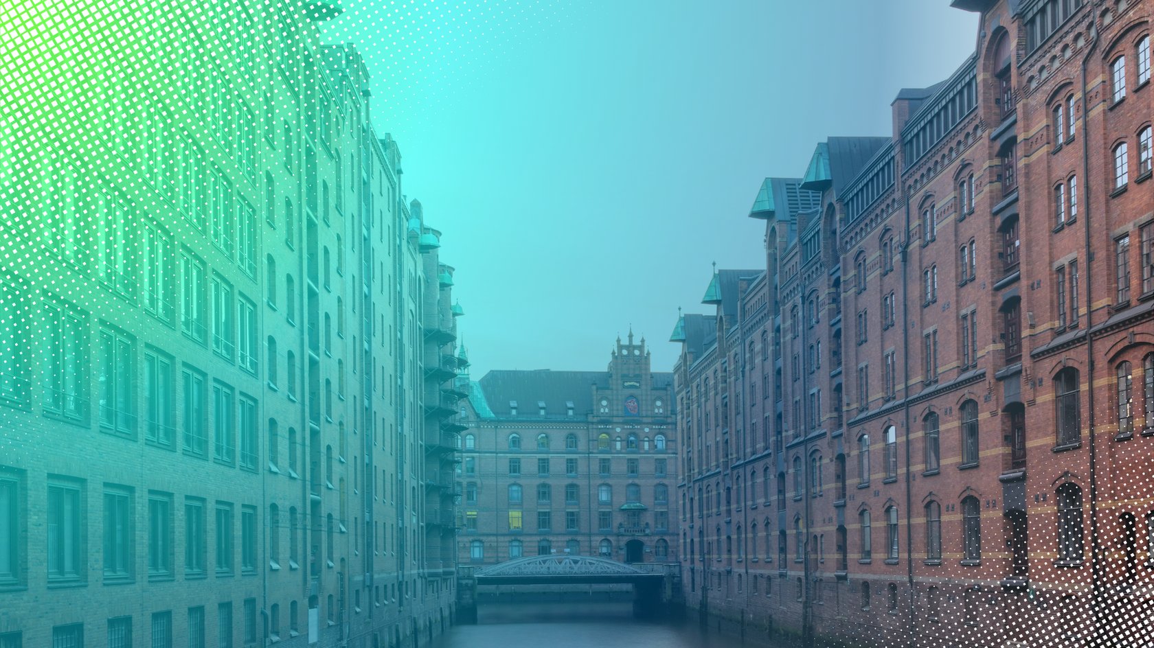 Die Speicherstadt in Hamburg, Deutschland, mit roten Backsteingebäuden zu beiden Seiten eines Kanals, der durch eine Brücke verbunden ist.