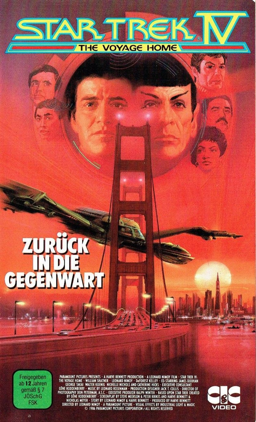 Filmplakat für „Star Trek IV: Zurück in die Gegenwart“. Im Zentrum sind die Gesichter der Hauptfiguren, darunter Kirk und Spock, vor einem roten Hintergrund zu sehen. Die Golden Gate Bridge mit einem Raumschiff, das hindurchfliegt, dominiert die Mitte des Plakats. Im Hintergrund ist eine Stadtkulisse zu erkennen.