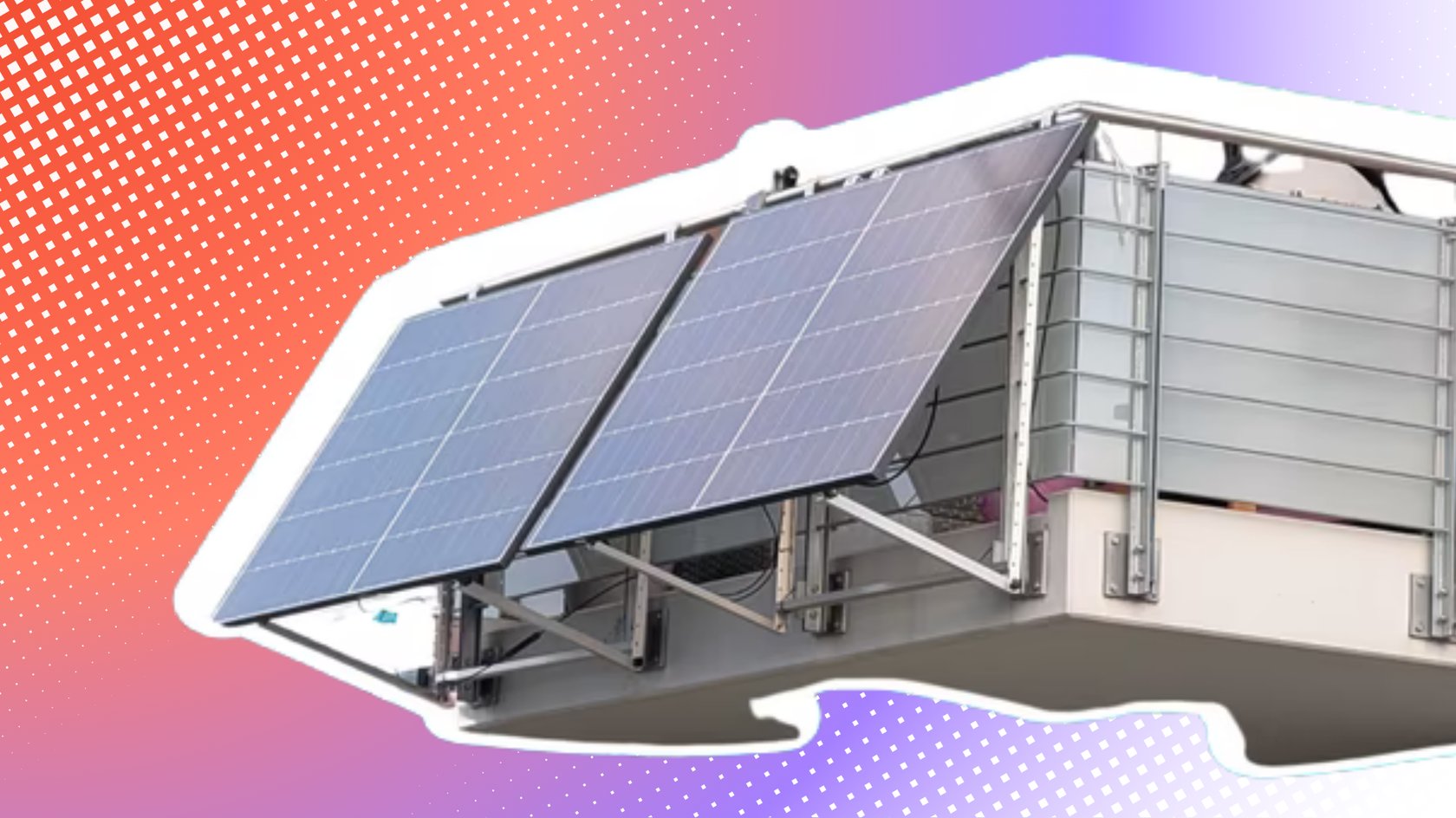 Das Bild zeigt einen Balkon, an dem von außen zwei Solarmodule befestigt sind