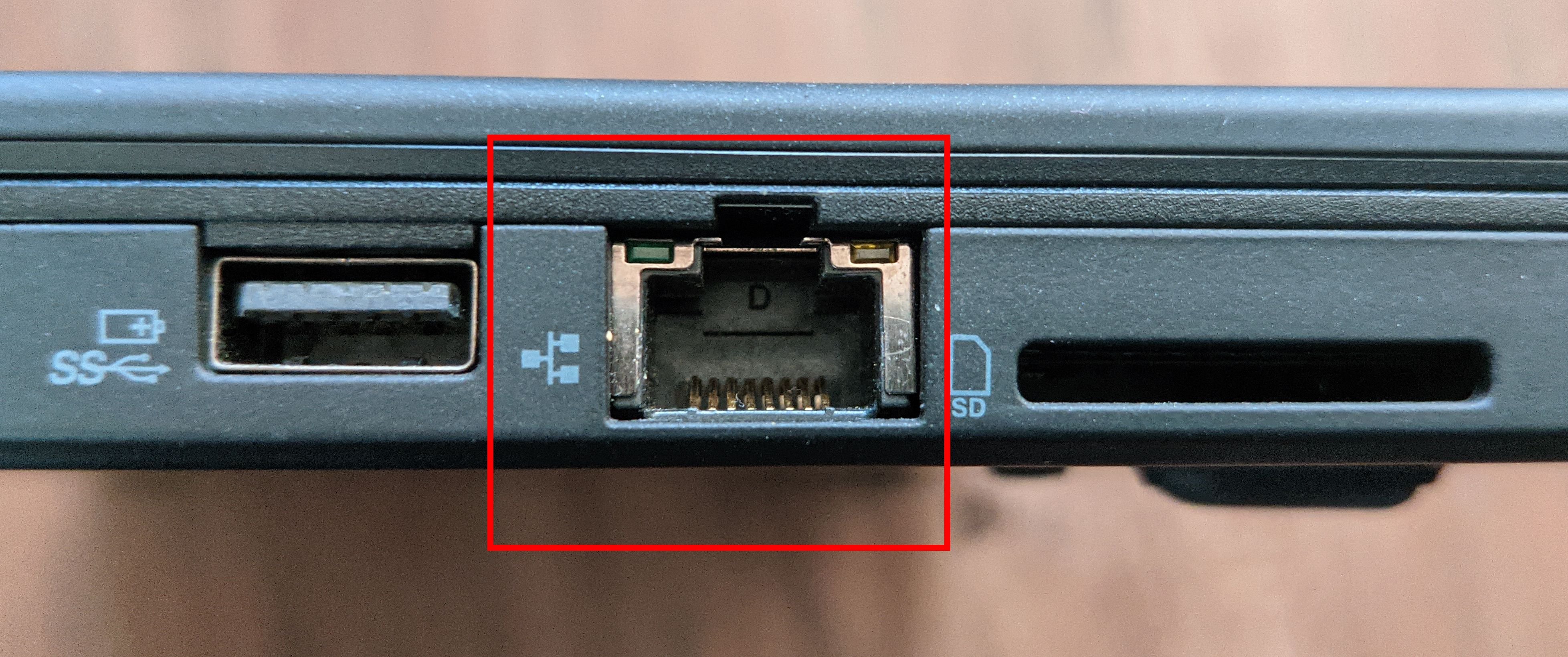 Netzwerkanschluss am Laptop (RJ45).