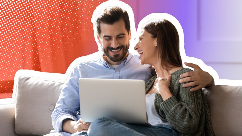 Ein lächelndes Paar sitzt zusammen auf einem Sofa und schaut auf einen Laptop. Die Frau trägt eine Strickjacke, der Mann ein hellblaues Hemd. Beide wirken entspannt und fröhlich. Der Hintergrund ist mit einem grafischen Effekt versehen, der eine rote Farbüberlagerung und eine Pixelstruktur zeigt.