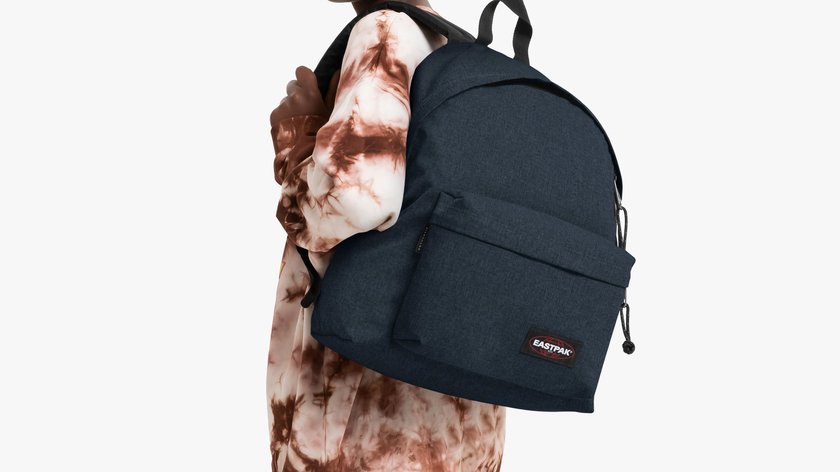 Der Eastpak PADDED PAK'r Rucksack getragen von einer Frau