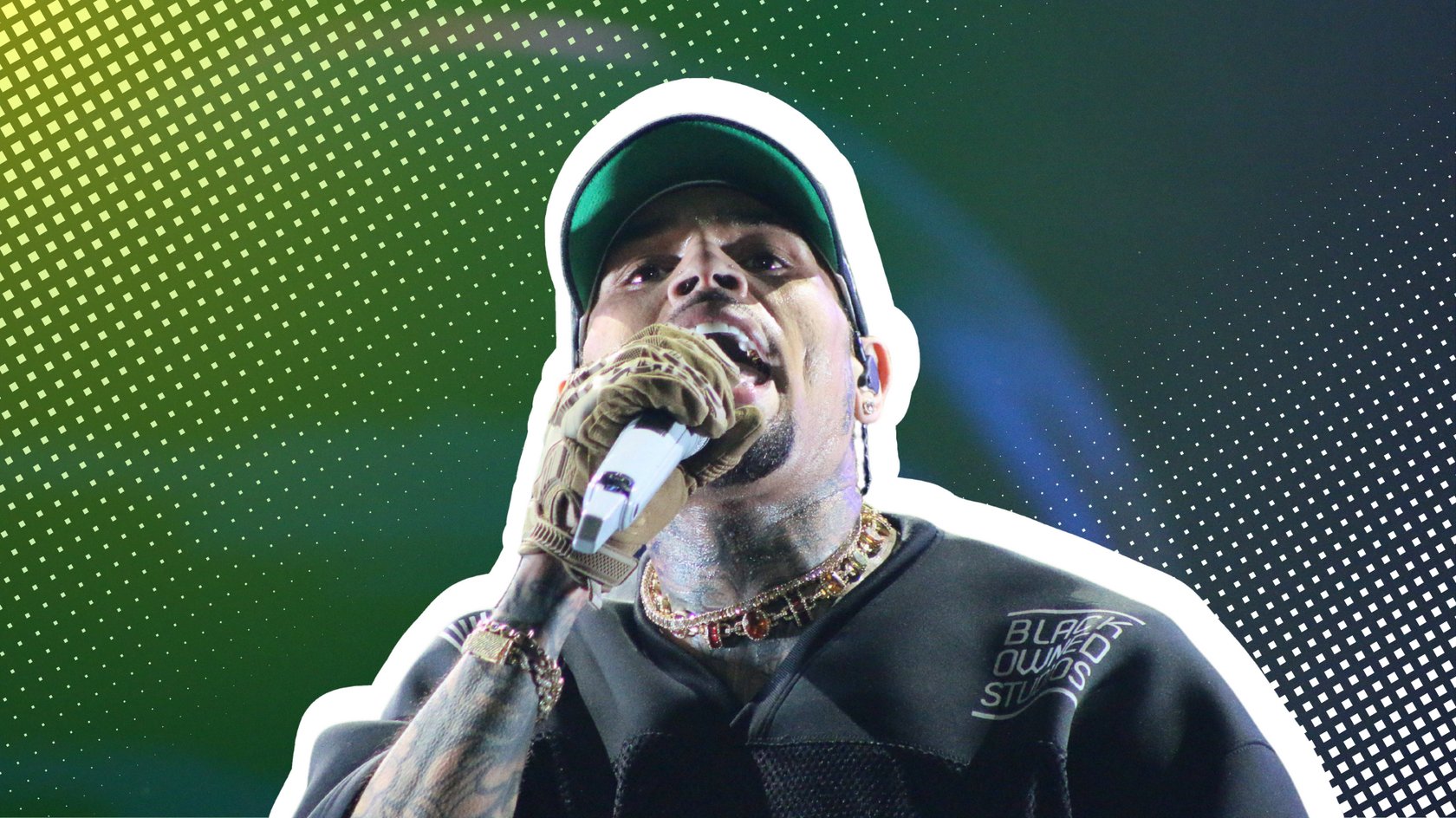 Chris Brown singt in ein Mikrofon während eines Konzerts.