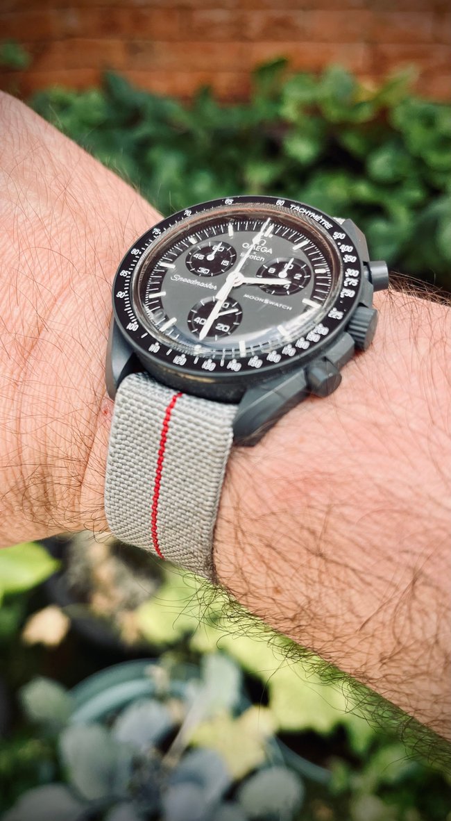Die MoonSwatch „Mission to Mercury“ mit alternativen Armband.