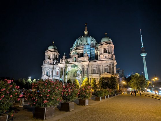 Nachtaufnahme des Berliner Doms mit dem Pixel 9 Pro XL