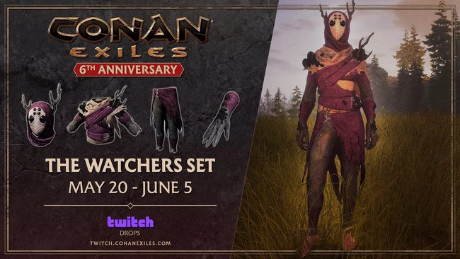 Werbegrafik für "Conan Exiles" zur Feier des 6. Jubiläums, die das "Watchers Set" zeigt. Links sind die Rüstungsteile des Sets abgebildet: eine maskeartige Kopfbedeckung mit mehreren Augen und Geweih, ein lila-grauer Umhang und Handschuhe. Rechts steht eine Figur in voller "Watchers Set"-Rüstung auf einem Feld, umgeben von Bäumen. Der Text nennt den Zeitraum vom 20. Mai bis 5. Juni sowie "Twitch Drops" als Möglichkeit, die Rüstung zu erhalten. 