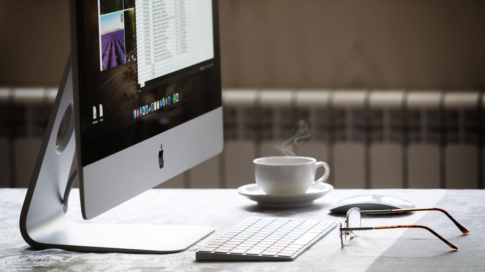 iMac mit Magic Mouse und Keyboard.