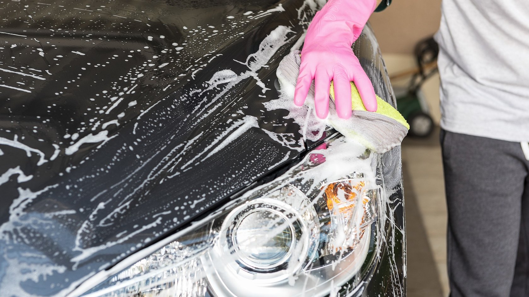 Ist euer Auto von Saharastaub befallen, solltet ihr bei der Säuberung auf ein Detail zwingend achten.