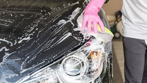Saharastaub am Auto:  Das solltet ihr unbedingt beim Waschen unterlassen