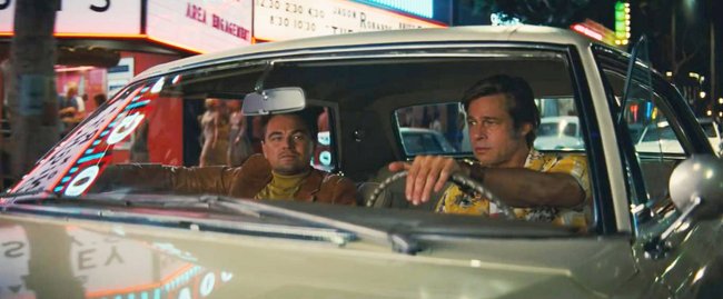 Once Upon a Time ... in Hollywood – Szene im Auto mit  Leonardo DiCaprio und Brad Pitt.