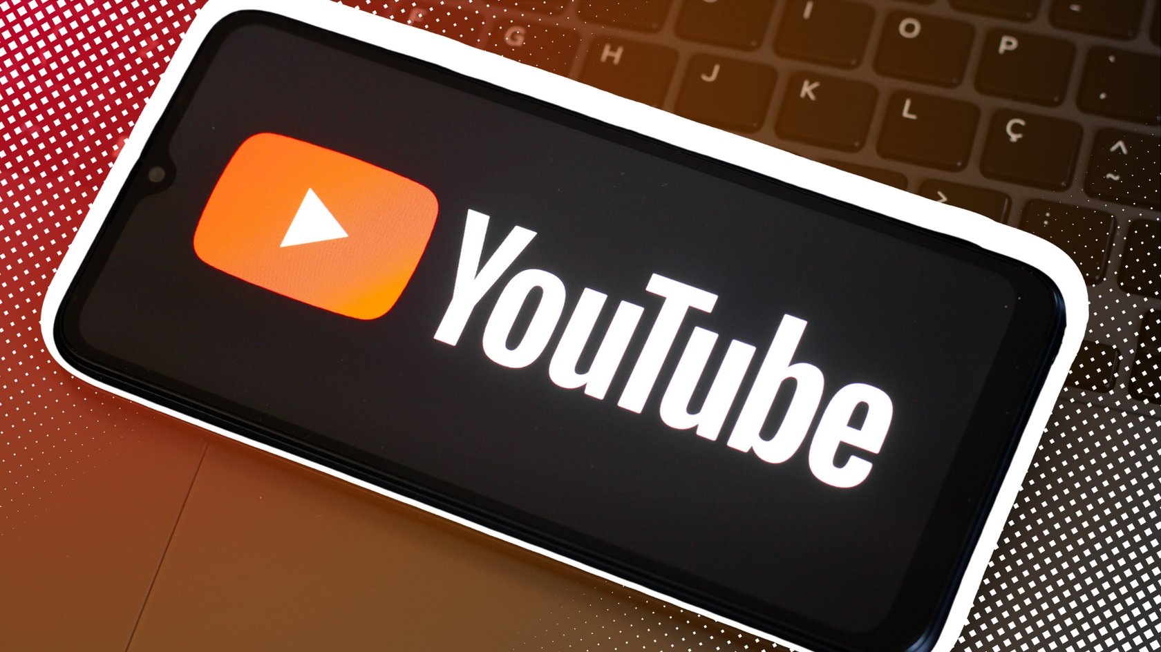 Das YouTube-Logo auf einem Smartphone.