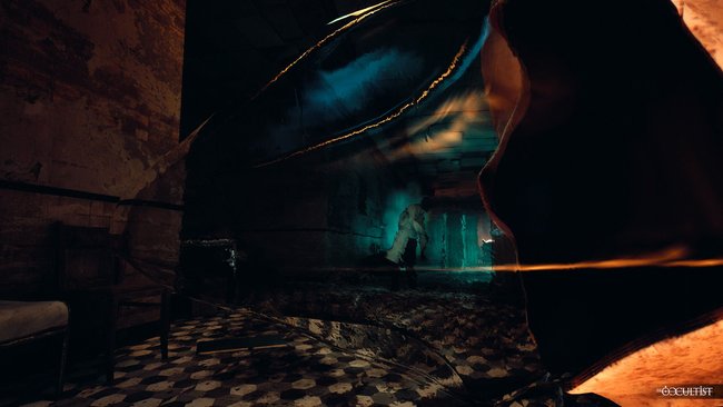 Ein Screenshot aus dem Spiel The Occultist, in dem der Spieler durch eine Art gesprungenes Glas in der Ego-Perspektive in einen dunklen Gang blickt.