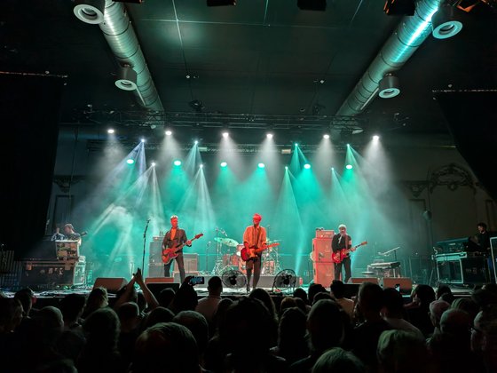 Travis-Konzert, fotografiert mit der Hauptkamera des Pixel 9 Pro Fold, ohne Blitz