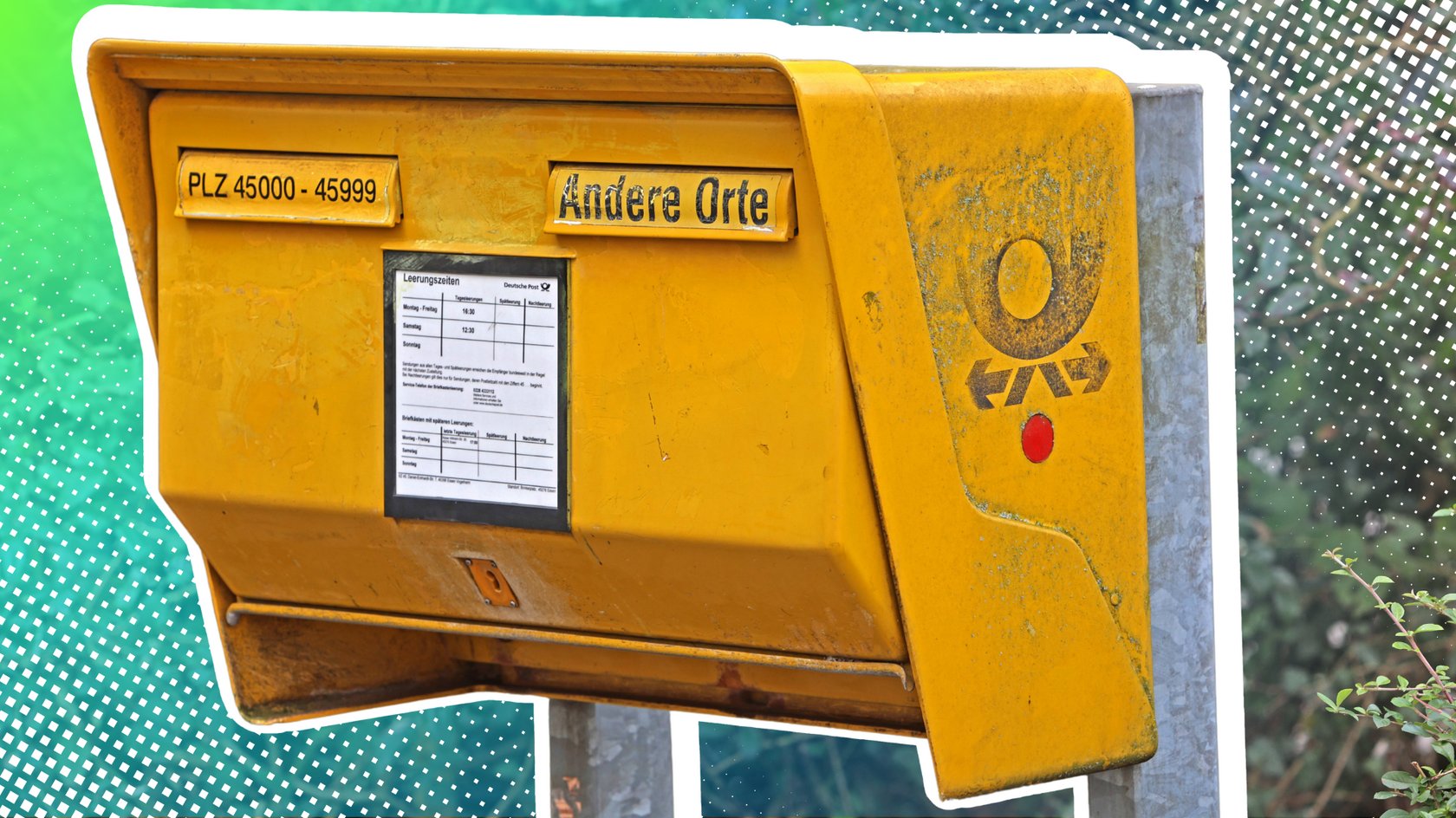 Briefkasten der Deutschen Post mit rotem Punkt, Hintergrund blau-grün