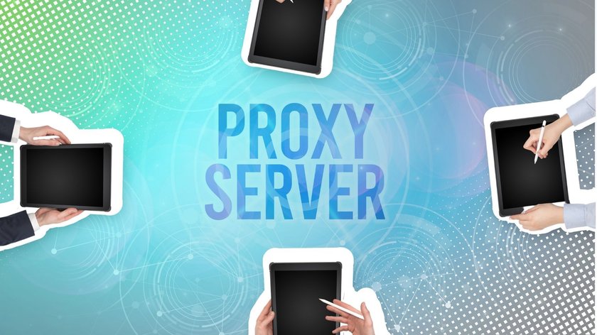 Laptops und Tablets mit Schriftzug „Proxy Server“ in der Mitte.