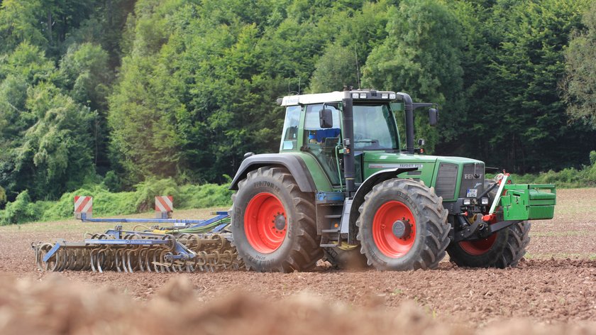 Wir stellen euch ein Modell von Siku vor, dass einem Traktor der Marke Fendt nachempfunden ist.