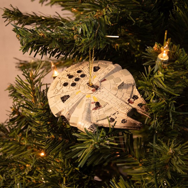 Der Millennium Falcon zwischen Tannengrün und Lichterkette.