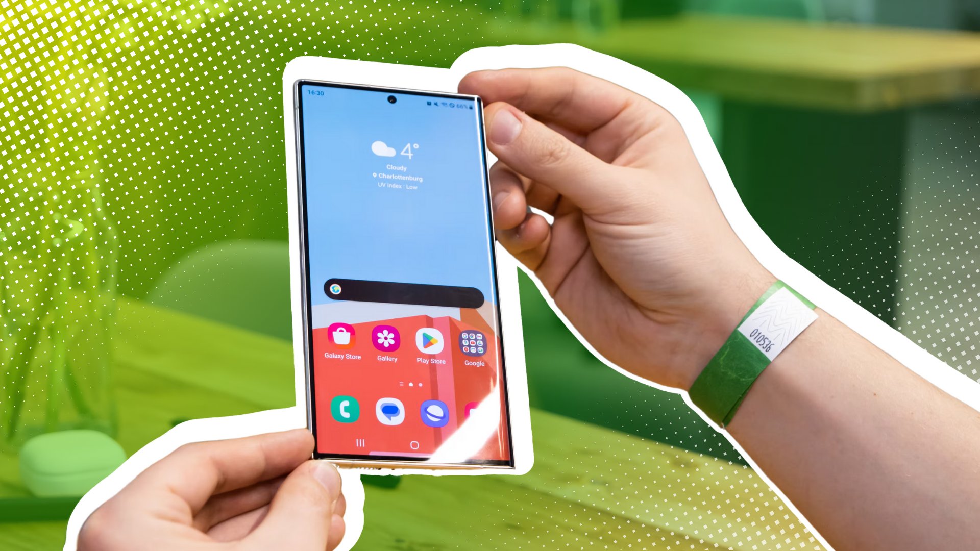 Смартфон Samsung Galaxy S23 с зелеными линиями на дисплее после обновления One UI 8.5