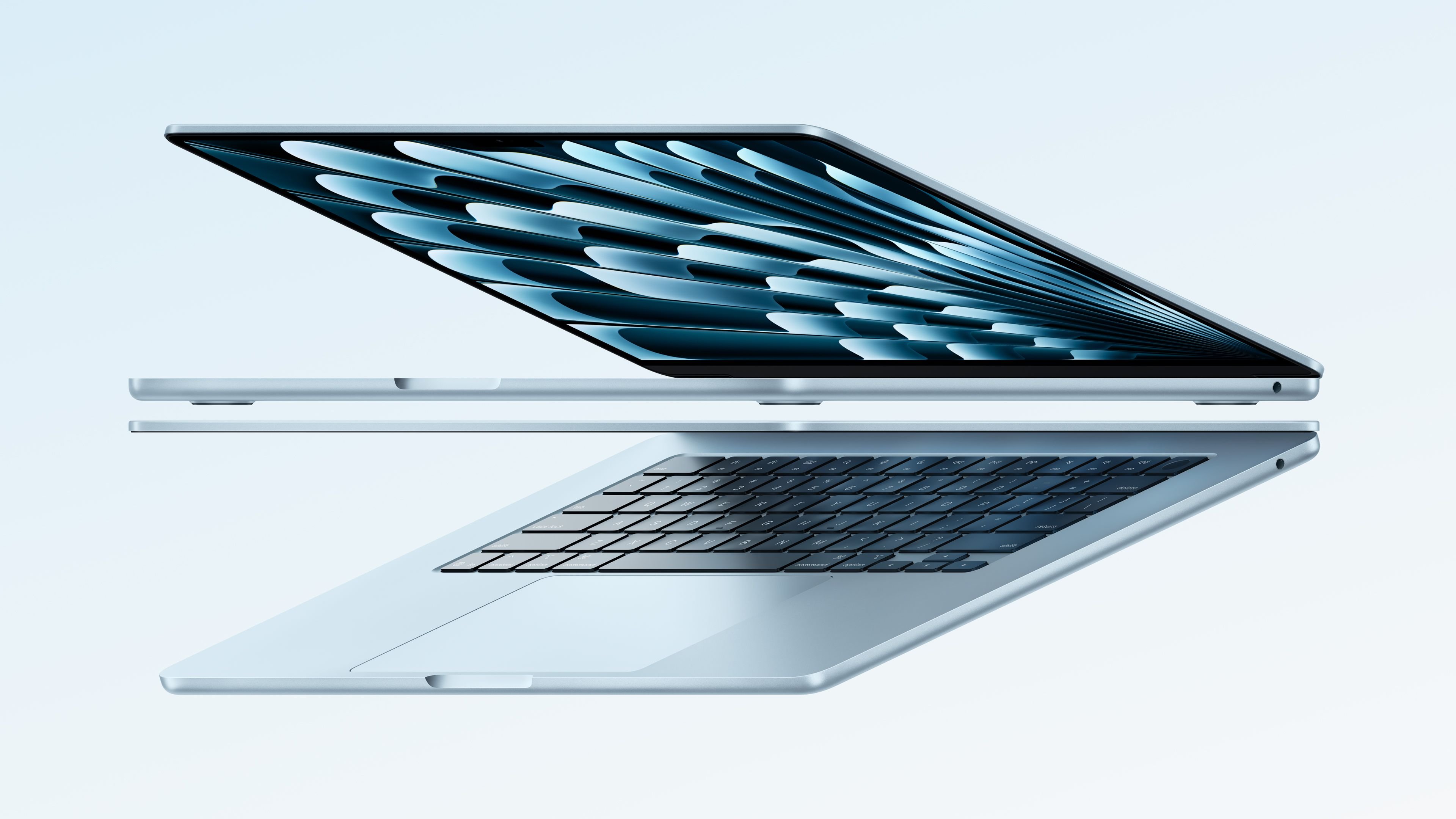 Neues MacBook Air M4 in Himmelblau.