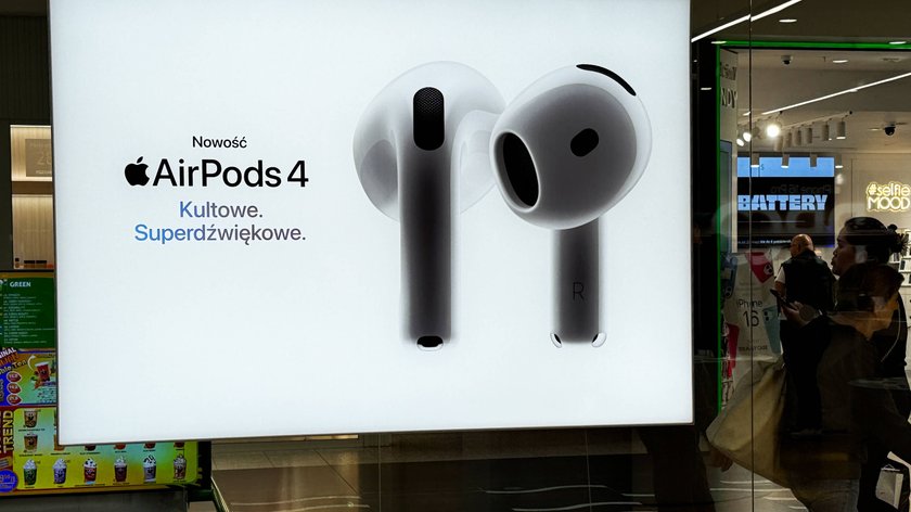 Anzeige für die Apple AirPods 4 im Schaufenster.