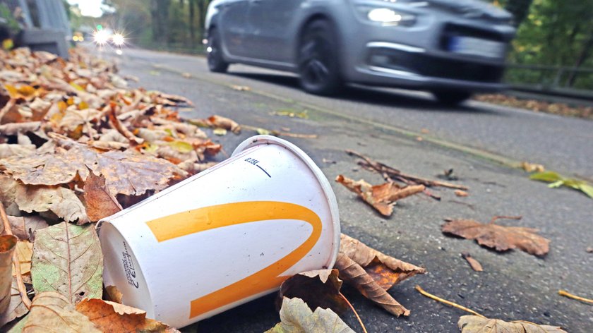 Oft sieht man achtlos weggeworfener Pappbecher am Straßenrand.