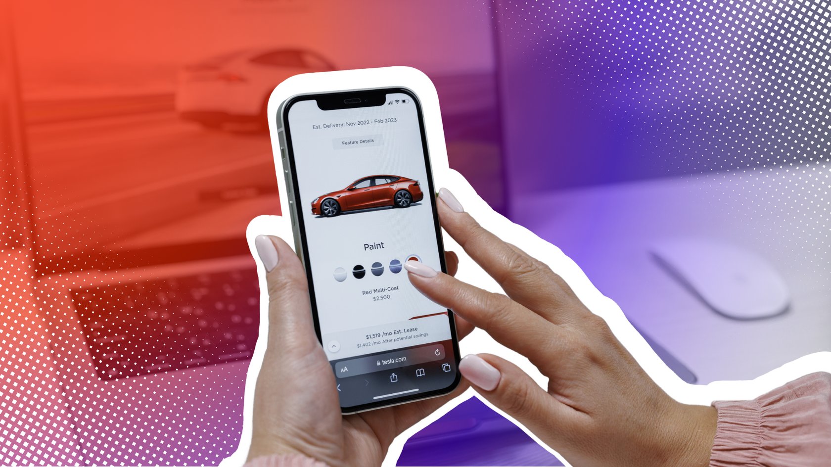 iPhone mit Tesla-Webseite vor rot-blauem Hintergrund