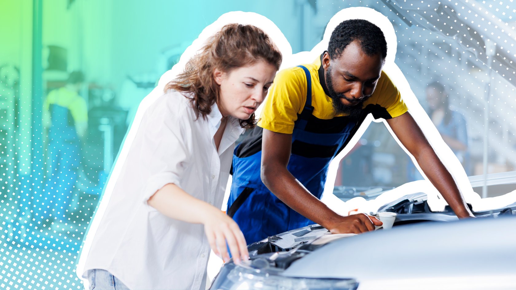 Ein Mechaniker in der Autowerkstatt führt eine Fahrzeuginspektion durch und informiert die Kundin.