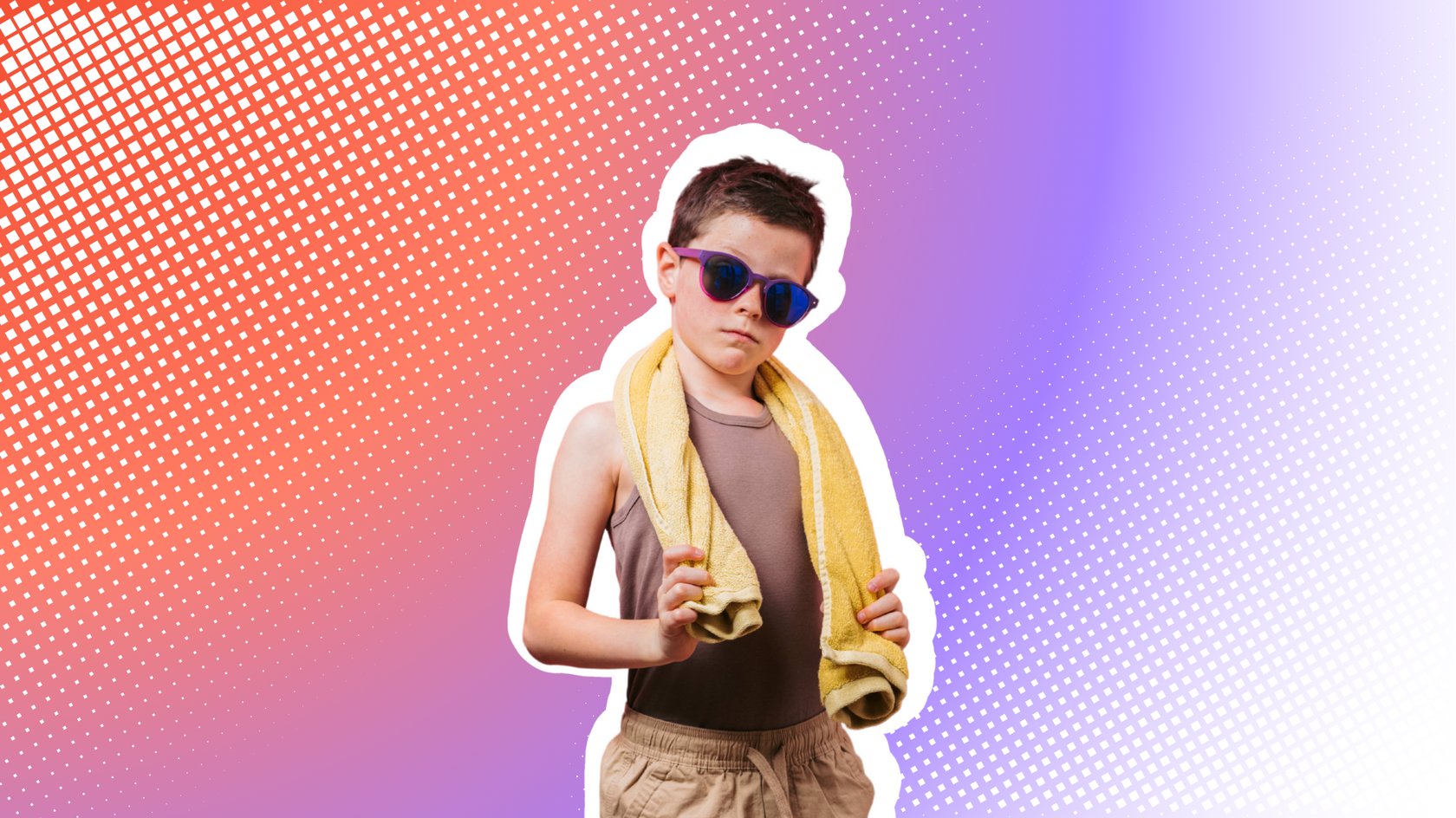 Ein Junge mit Sonnenbrille und einem gelben Handtuch um den Hals. Er trägt ein Tanktop und kurze Hosen.