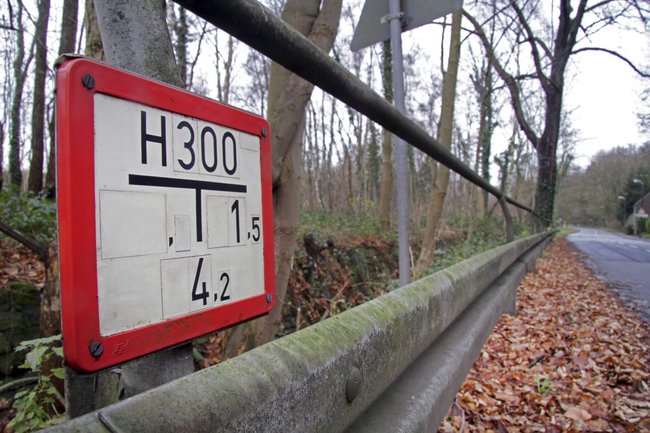 Feuerwehrleute folgen diesem Schild, um schnell Löschwasser zu finden.