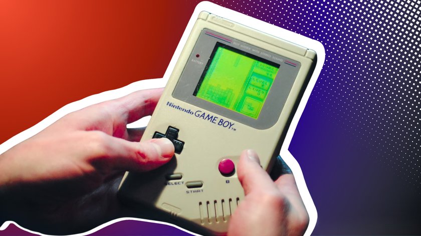 Eine Person hält einen klassischen Nintendo Game Boy in den Händen. Auf dem Bildschirm ist das Spiel Tetris zu sehen. Der Hintergrund ist in Rot- und Lila-Tönen gestaltet und weist ein halbtonartiges Muster auf.