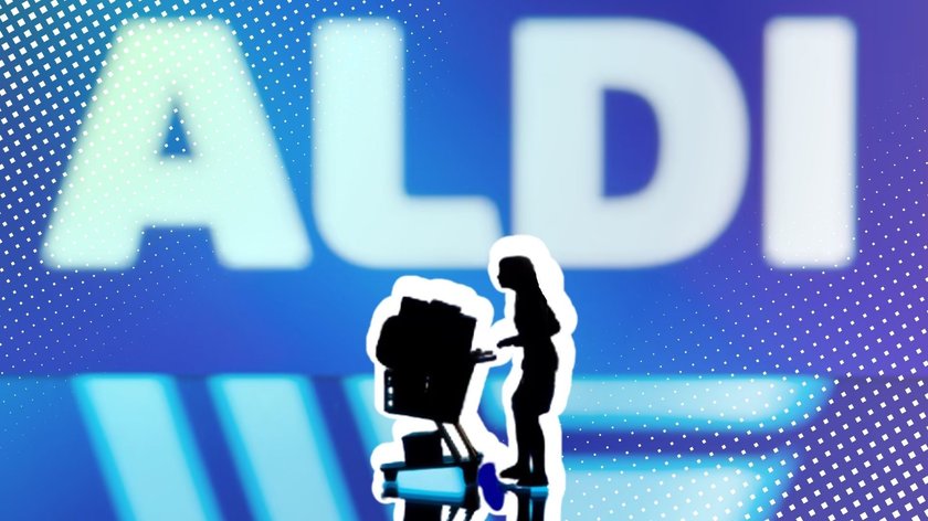 Aldi Logo und Frau mit Einkaufswagen