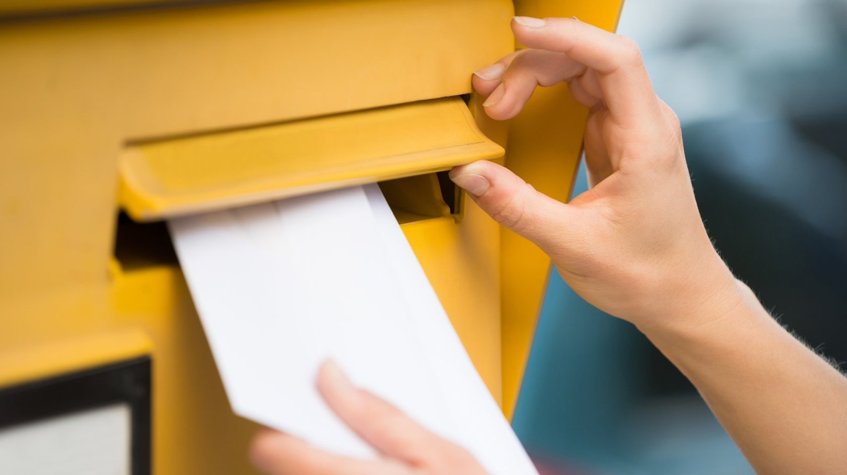 Wir zeigen euch, wie ihr mit der Post & DHL App ganz einfach Briefe frankieren könnt – auch ohne Drucker.