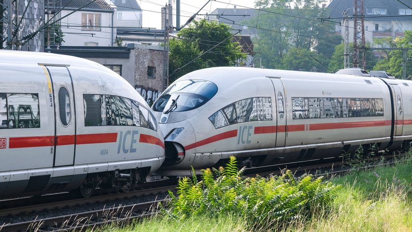 Ein ICE der Deutschen Bahn in Düsseldorf in der Nähe des Hauptbahnhofs.