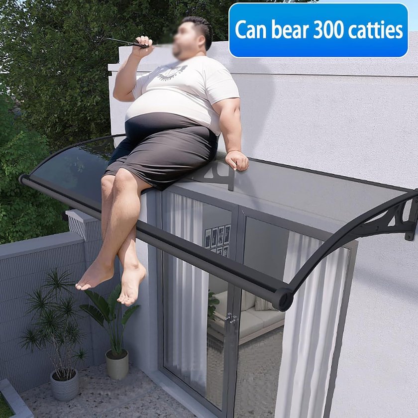 Ein übergewichtiger Mann sitzt auf einem grauen Türvordach und hält eine Zigarette im Mund. Ein Textfeld im Bild sagt "Can bear 300 catties".