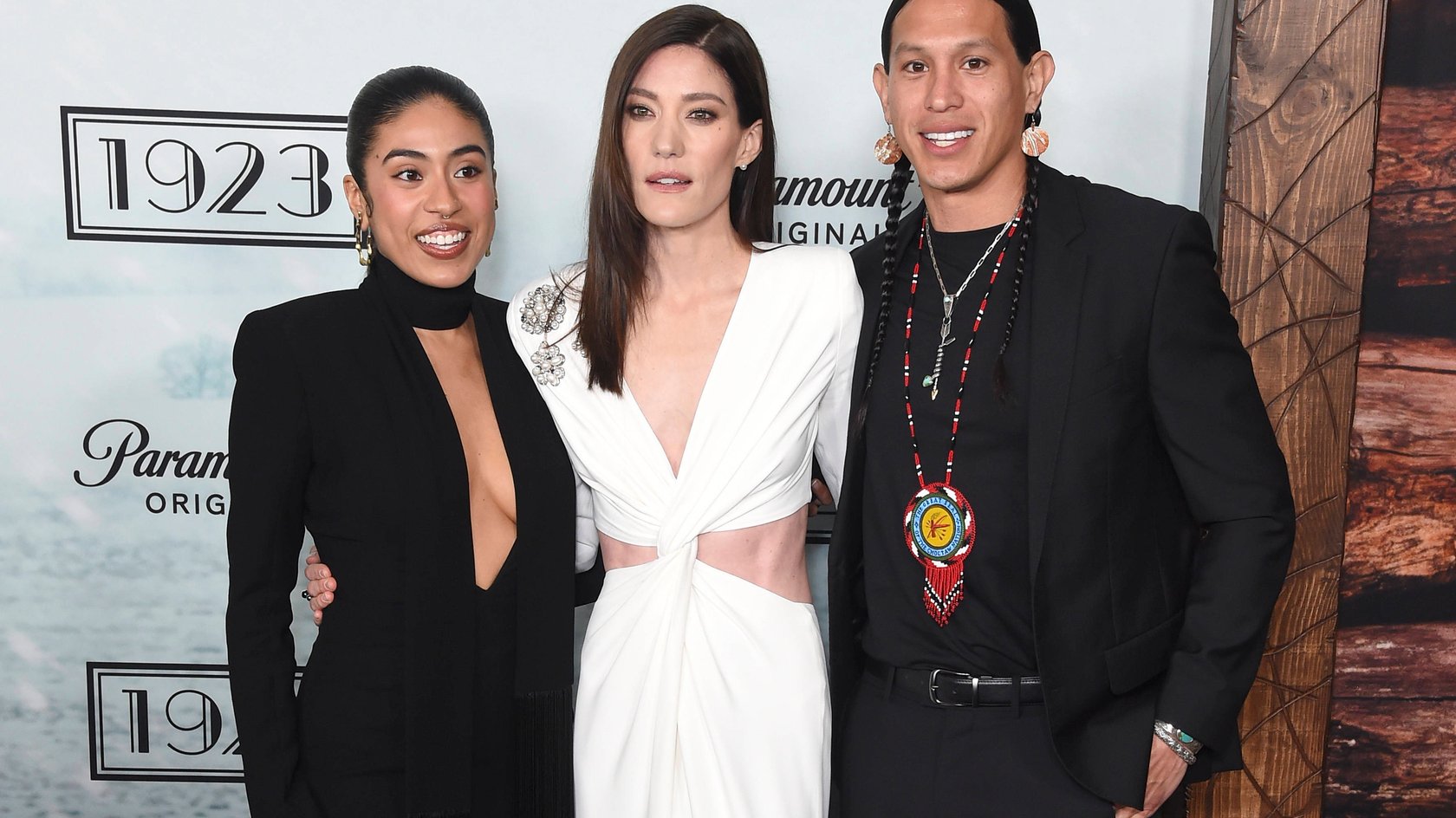 Aminah Nieves, Jennifer Carpenter und Jeremy Gauna bei der Premiere der zweiten Staffel der Serie „1923“ in Los Angeles. 